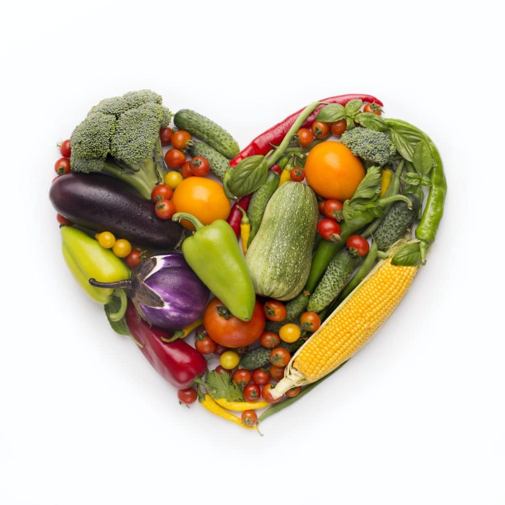 Herzform Rahmen von frischem Gemüse auf weißem Hintergrund