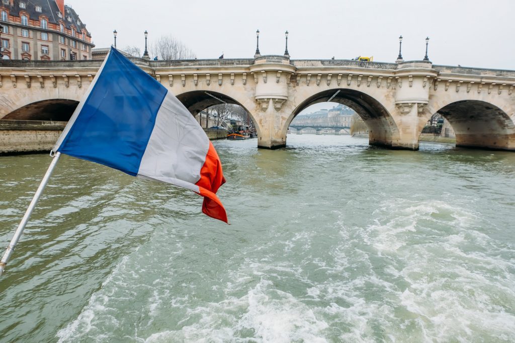 Französische Flagge auf dem Fluss Seine in Paris, Frankreich