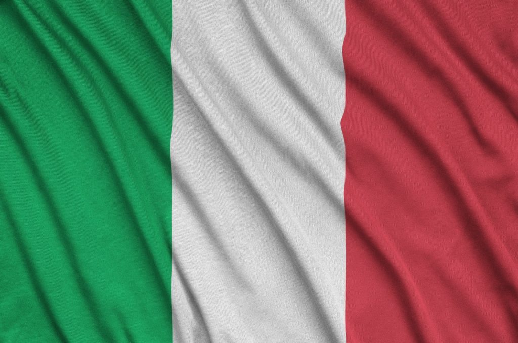 Die italienische Flagge ist auf einem Sportstoff mit vielen Falten abgebildet. Sportmannschaft winkt mit Fahne