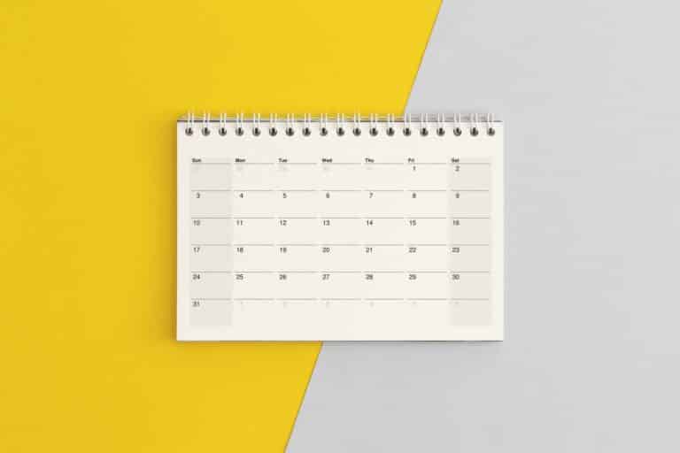 Kalenderblatt auf farbigem Hintergrund. Unternehmensplanung