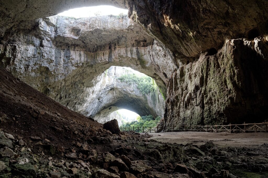 Perspektivische Ansicht der Devetaki-Höhle in Bulgarien