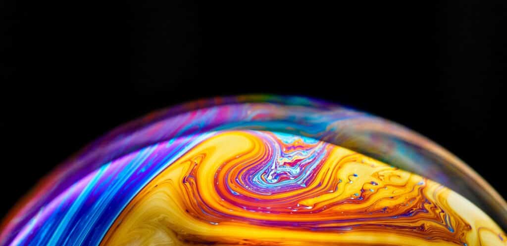 Virtueller Realitätsraum mit abstraktem mehrfarbigem psychedelischem Planeten